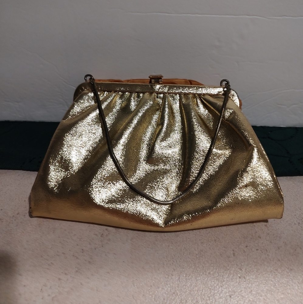 Stunning gold metallic elegant clutch purse serpentine chain fabric lining 60s